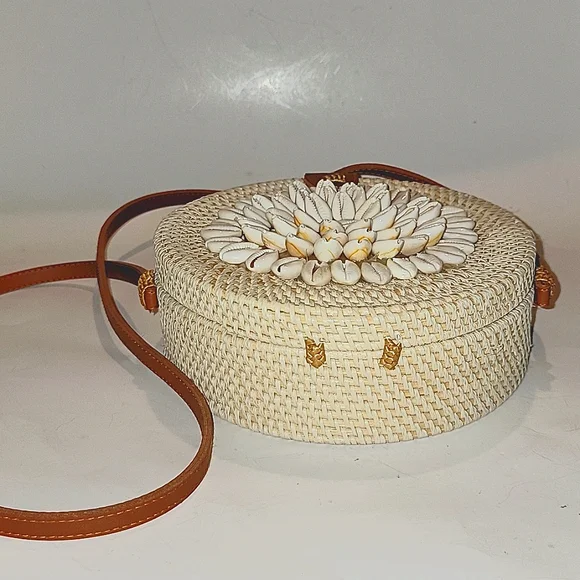 HANDWOVEN RATTAN/RAFFIA & COWRIE SHELL CIRCLE CROSSBODY/SHOULDER BAG - Picture 7 of 10